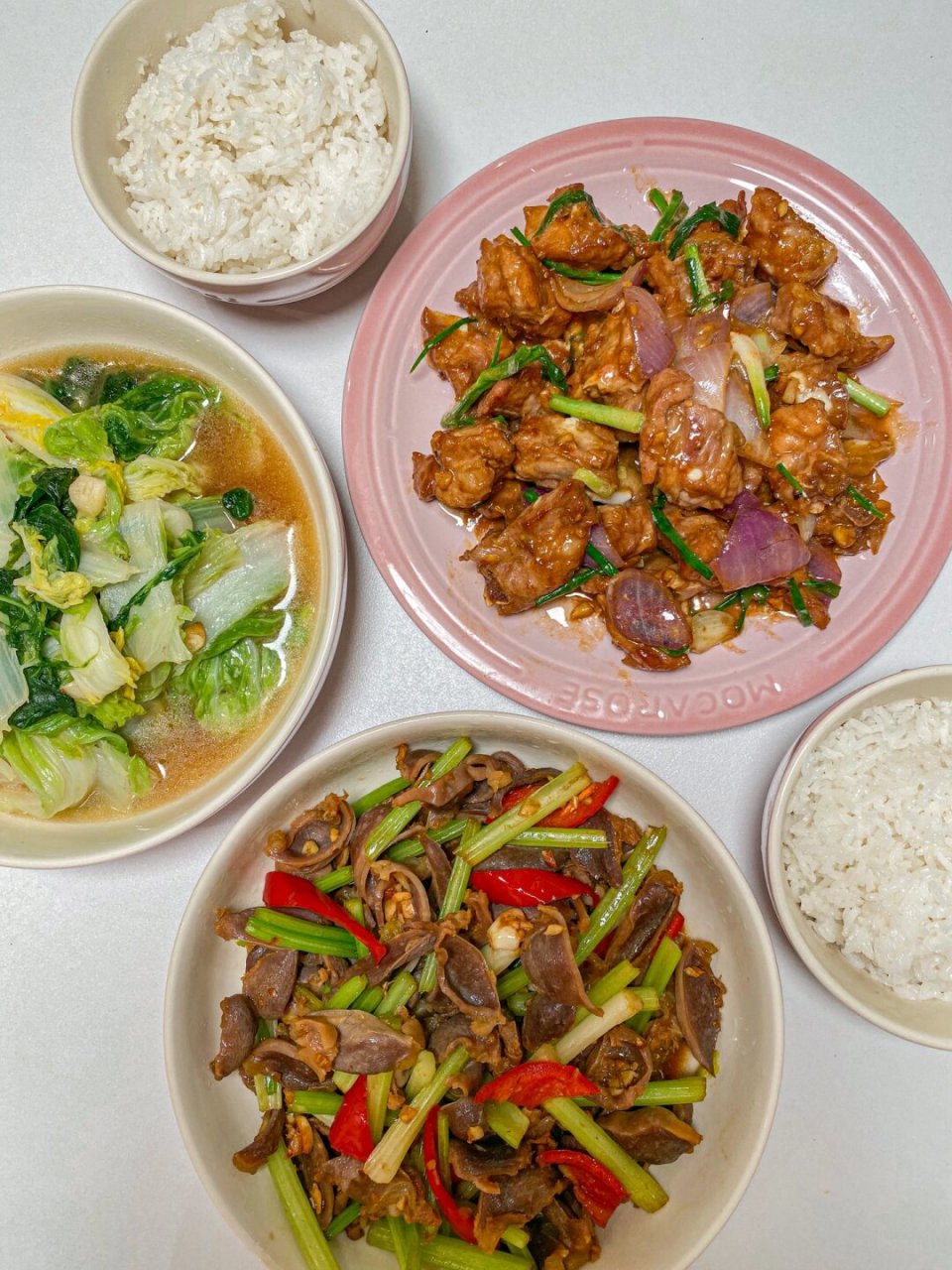 三人晚餐无水焖排骨太好吃了  在今天的三人晚餐中,我们尝试了无水焖