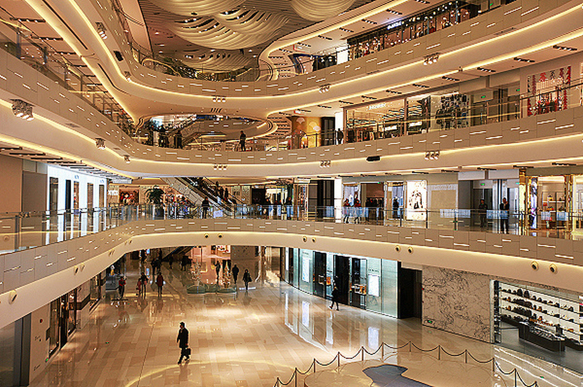 【消费需求变化,今年逛商场只敢去负一】 据界面新闻,负一层与楼上的