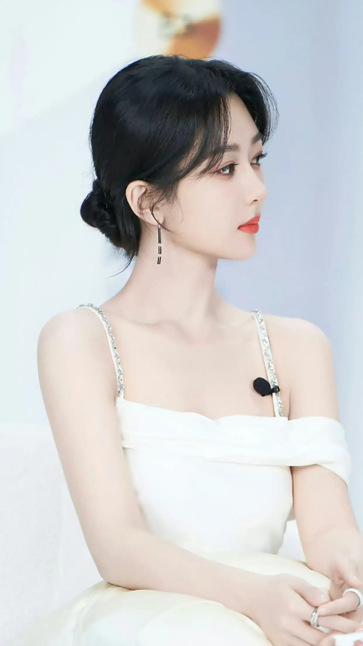 杨紫身穿一袭吊带白裙,清纯而优雅