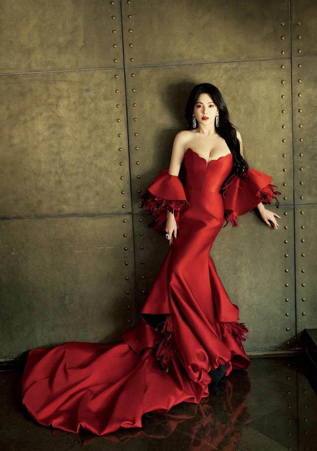 张雨绮又搞事情,烈焰红唇抹胸红色羽毛长裙造型引热议,这次对了