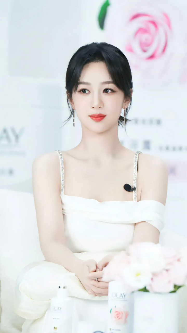 杨紫身穿一袭吊带白裙,清纯而优雅