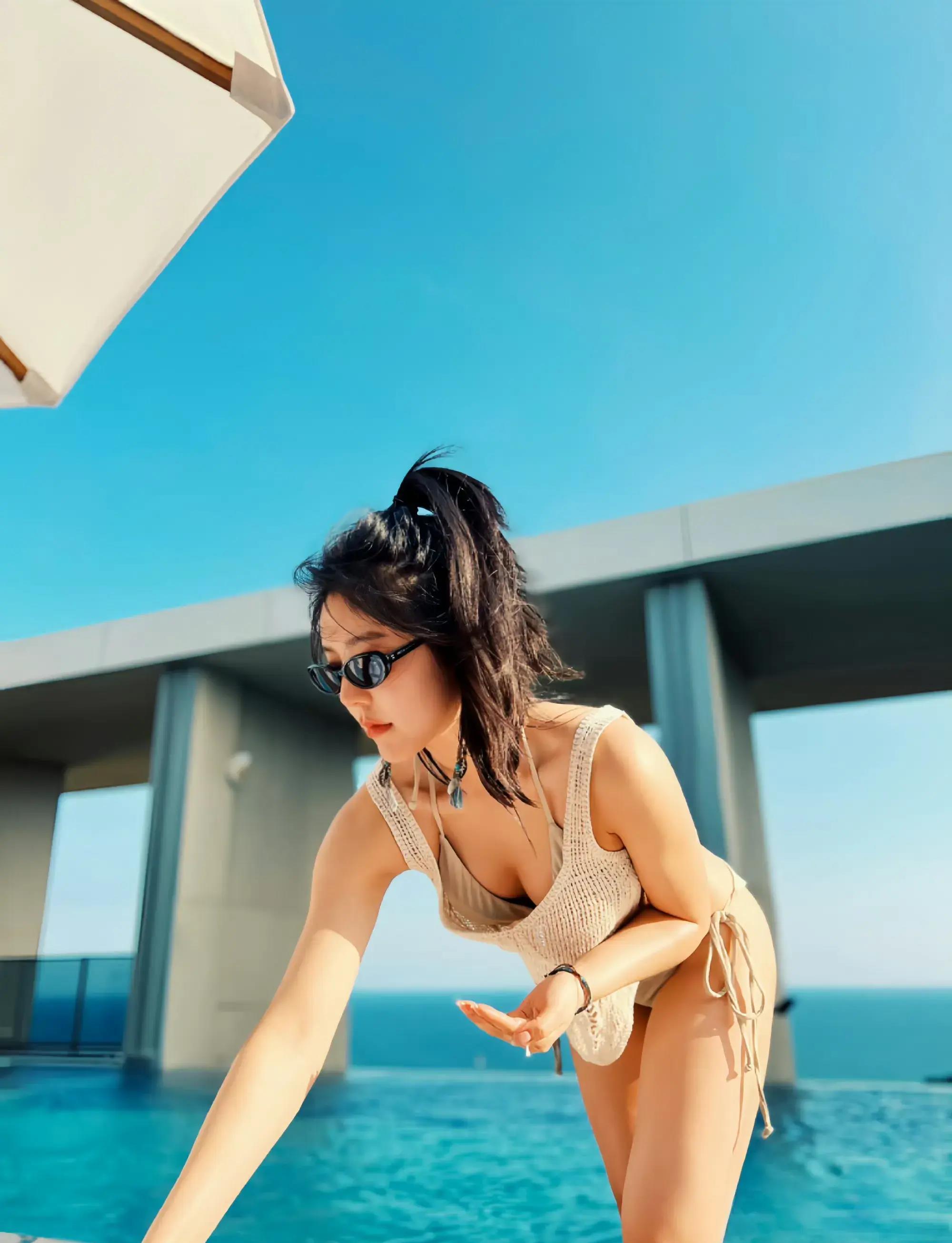 赵奕欢泳装沙滩狂秀好身材,炙热夏日绝对不能错过!