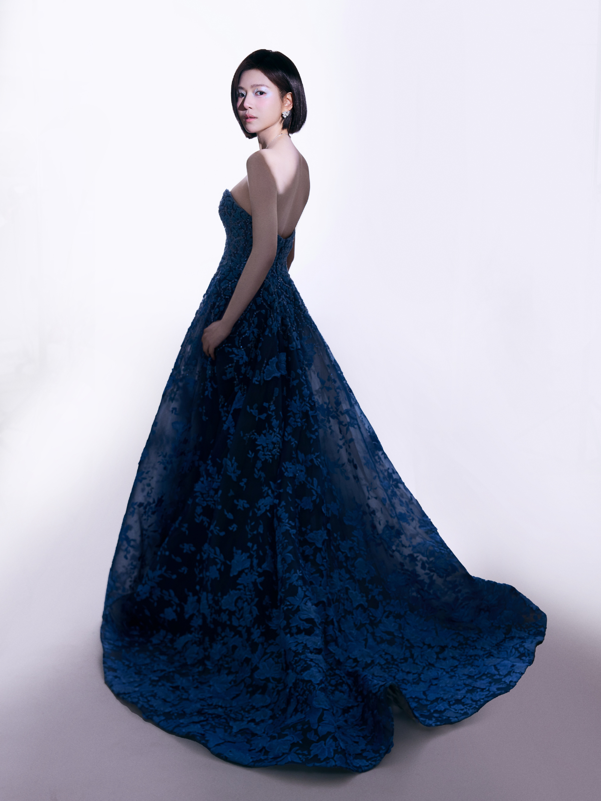 陈妍希蓝色抹胸礼服裙 锁骨美背一览无余 短发干练 蓝色眼妆吸睛