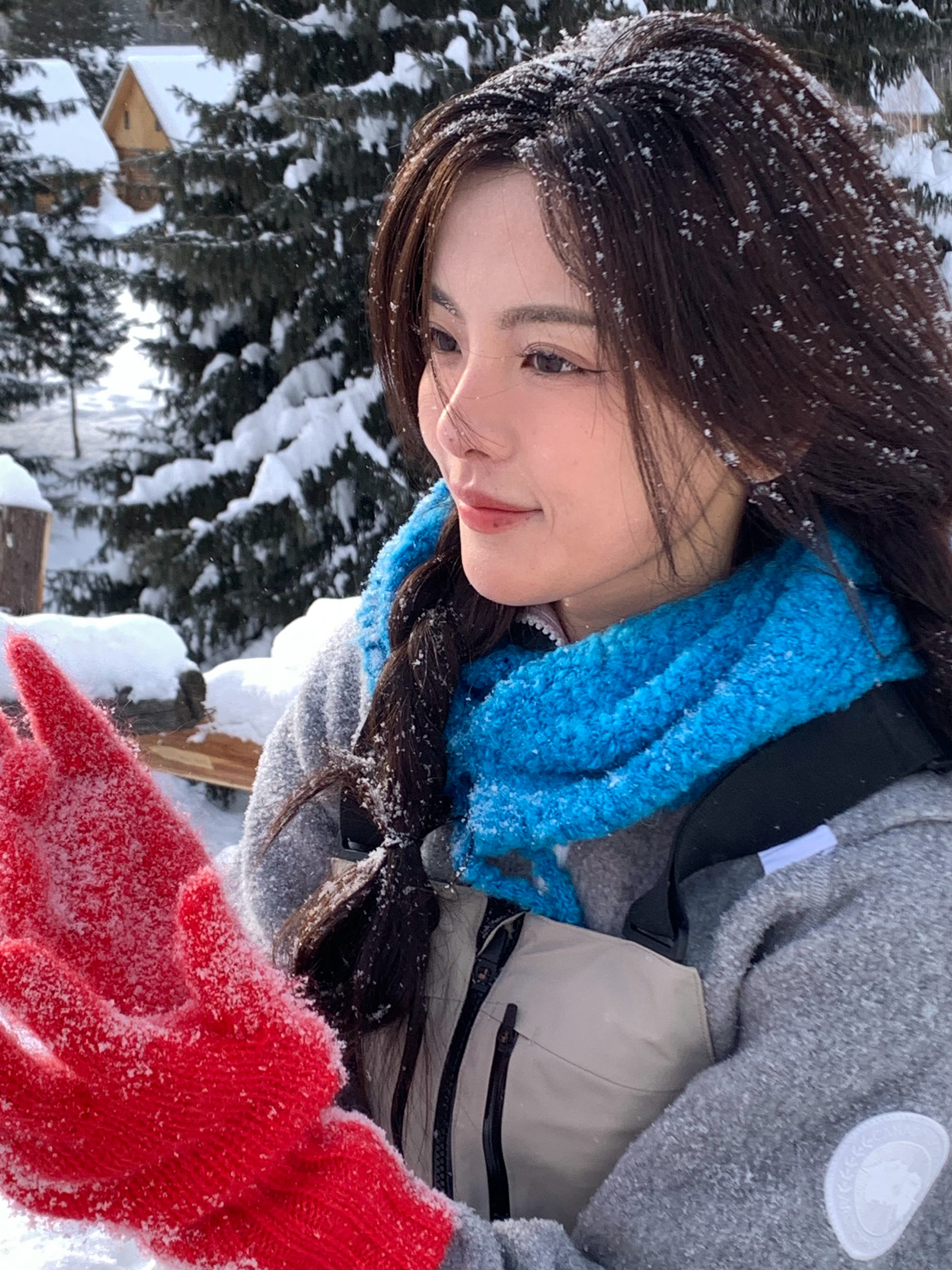 杨超越双麻花辫搭配背带裤冬日美拍 蓝围巾和红手套点缀俏皮可爱