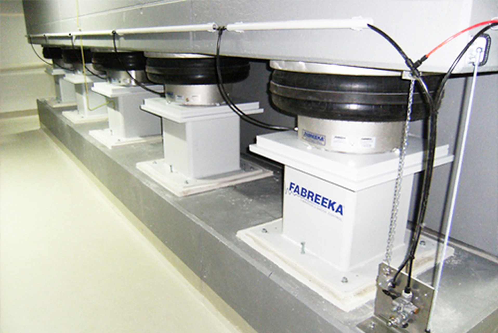 工业空气弹簧减震器在精密设备加工中发挥关键作用,有效减小振动引起