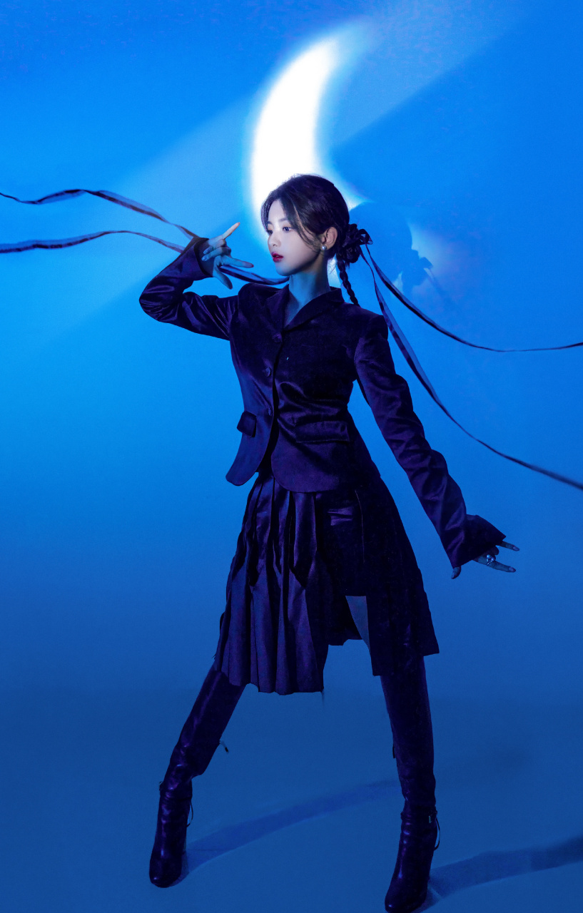 杨超越身着简约大方的职业套装,化身职场美少女,展现了时尚魅力.