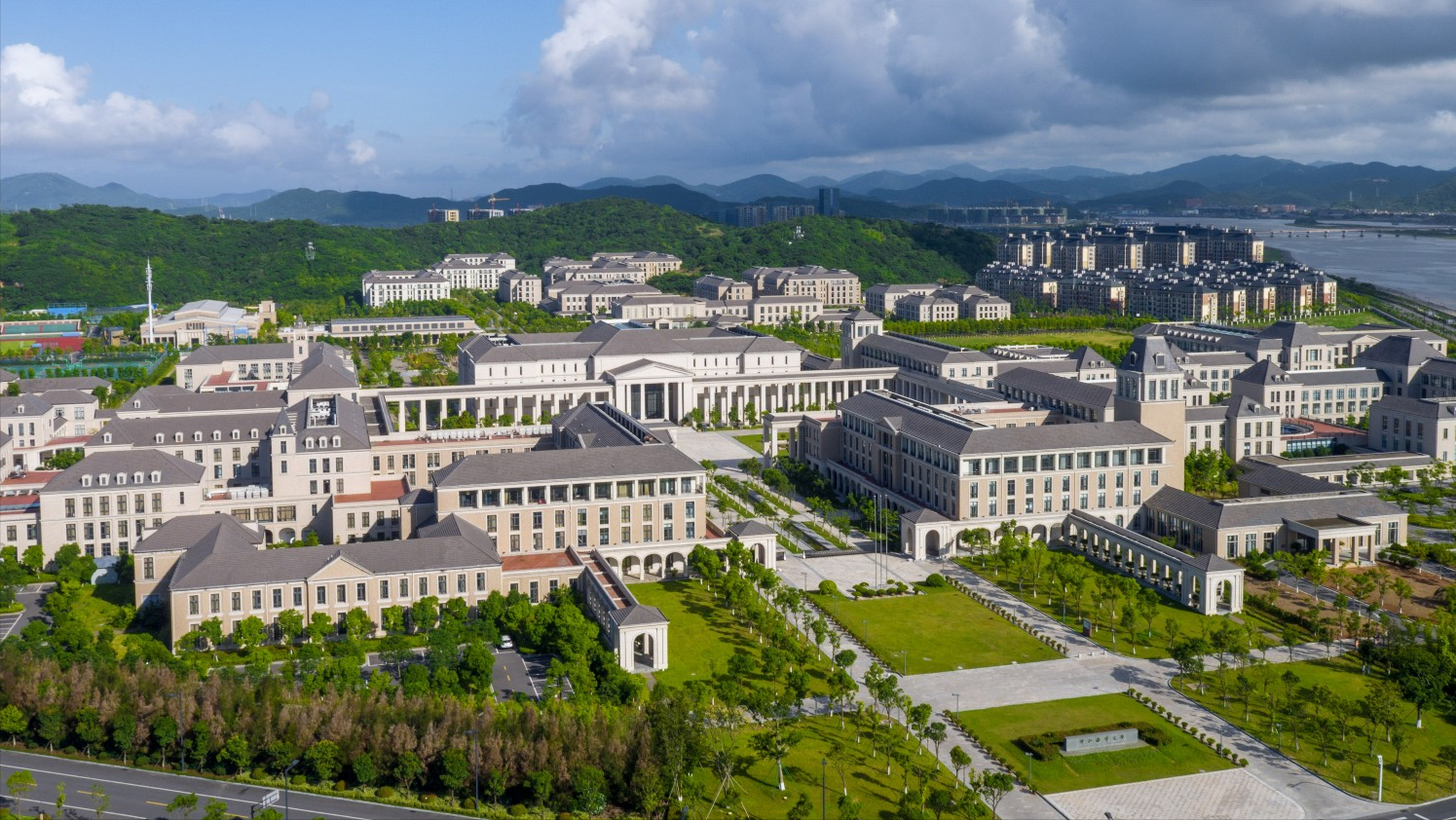 浙江海洋大学,简称"浙海大",位于浙江省舟山市,是我国自然资源部与