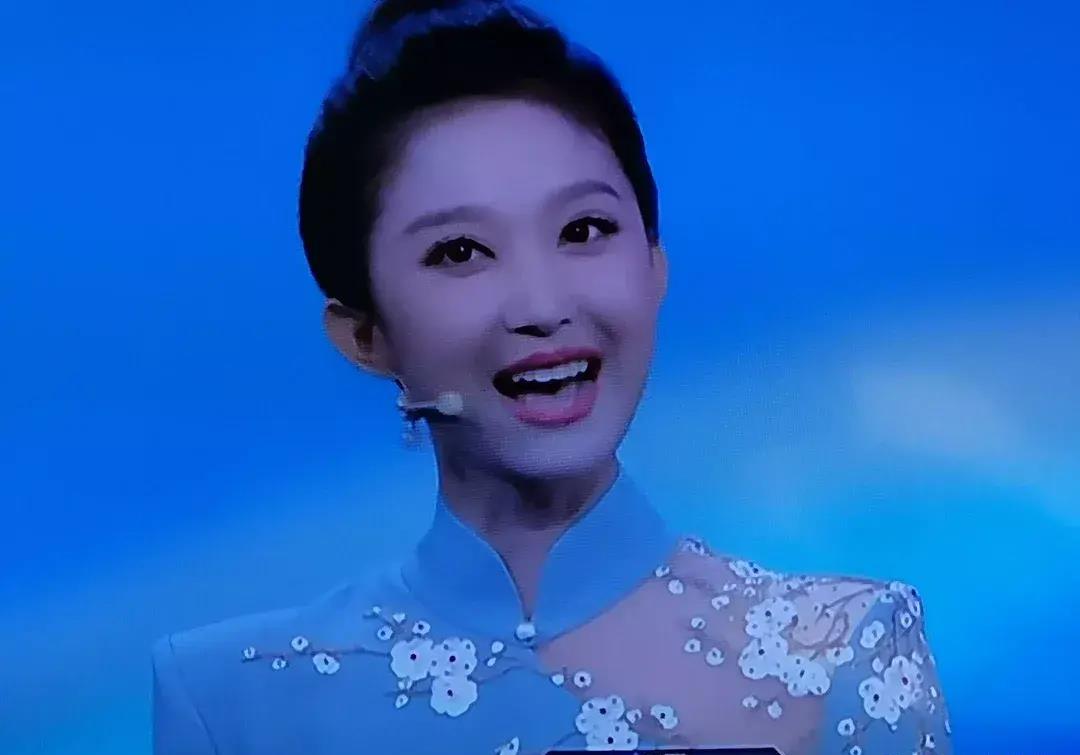 辽宁卫视当家花旦刘心悦:颜值与才华并存,成为主持界一股清流