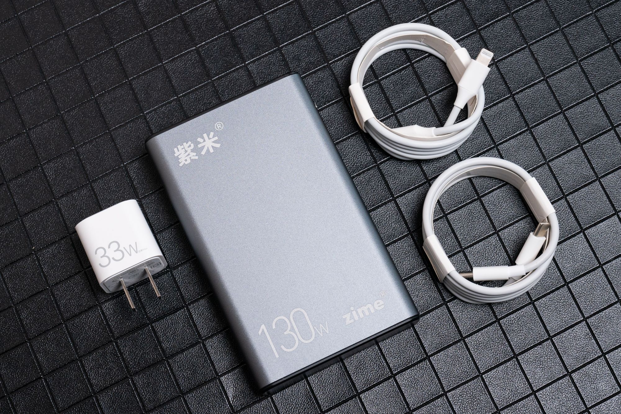 摘要: zime紫米z130移动电源是数码探险家的可靠伙伴,外观简约时尚,铝