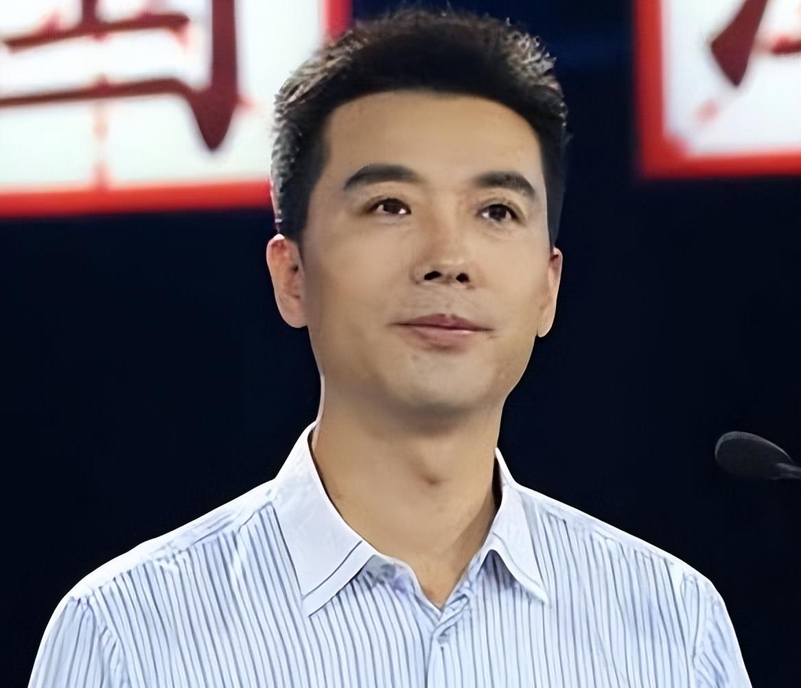 央视"最帅国脸"郭志坚,与妻子恩爱无绯闻,天才儿子12岁就出书