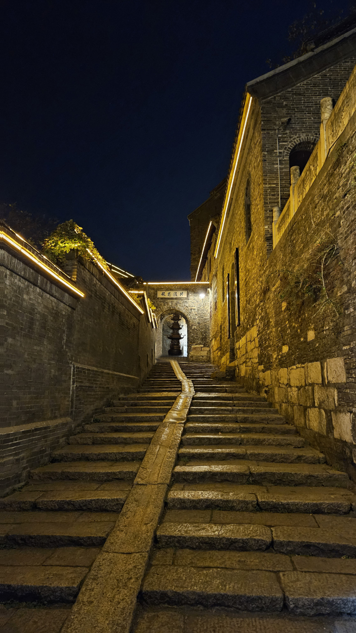 优质短图文计划# 江苏镇江历史古镇--西津渡     西津渡古镇依山而建