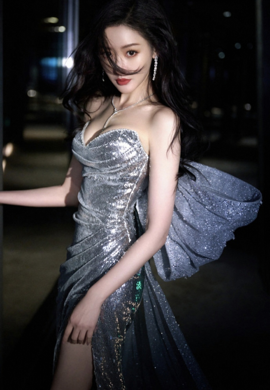 张天爱费加罗红毯身穿银色紧身开衩礼裙,后面还有一个超大蝴蝶结做