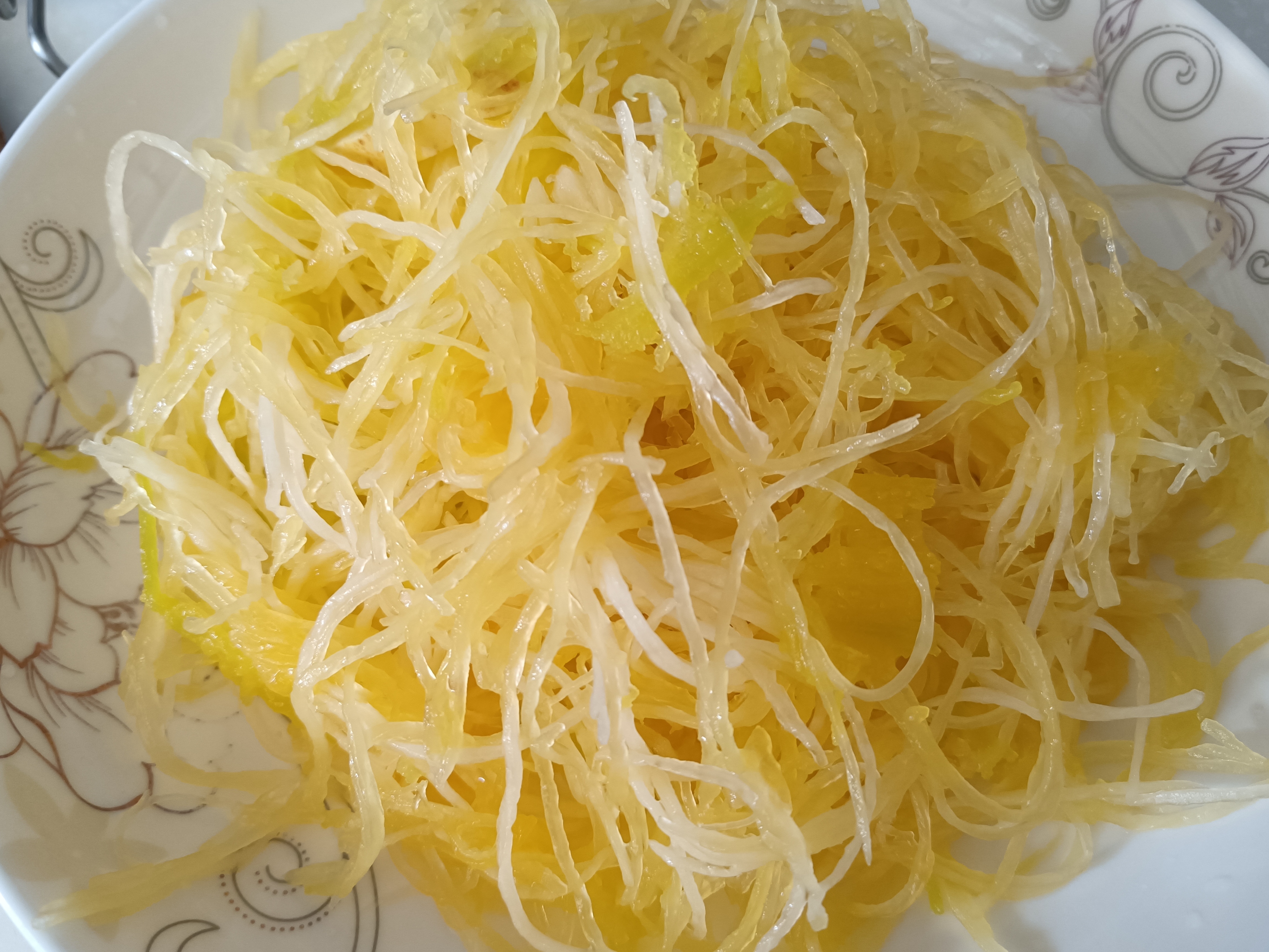 金丝瓜是一种神奇的食材,能将瓜肉变为一缕缕金黄色的丝,让人叹为观止