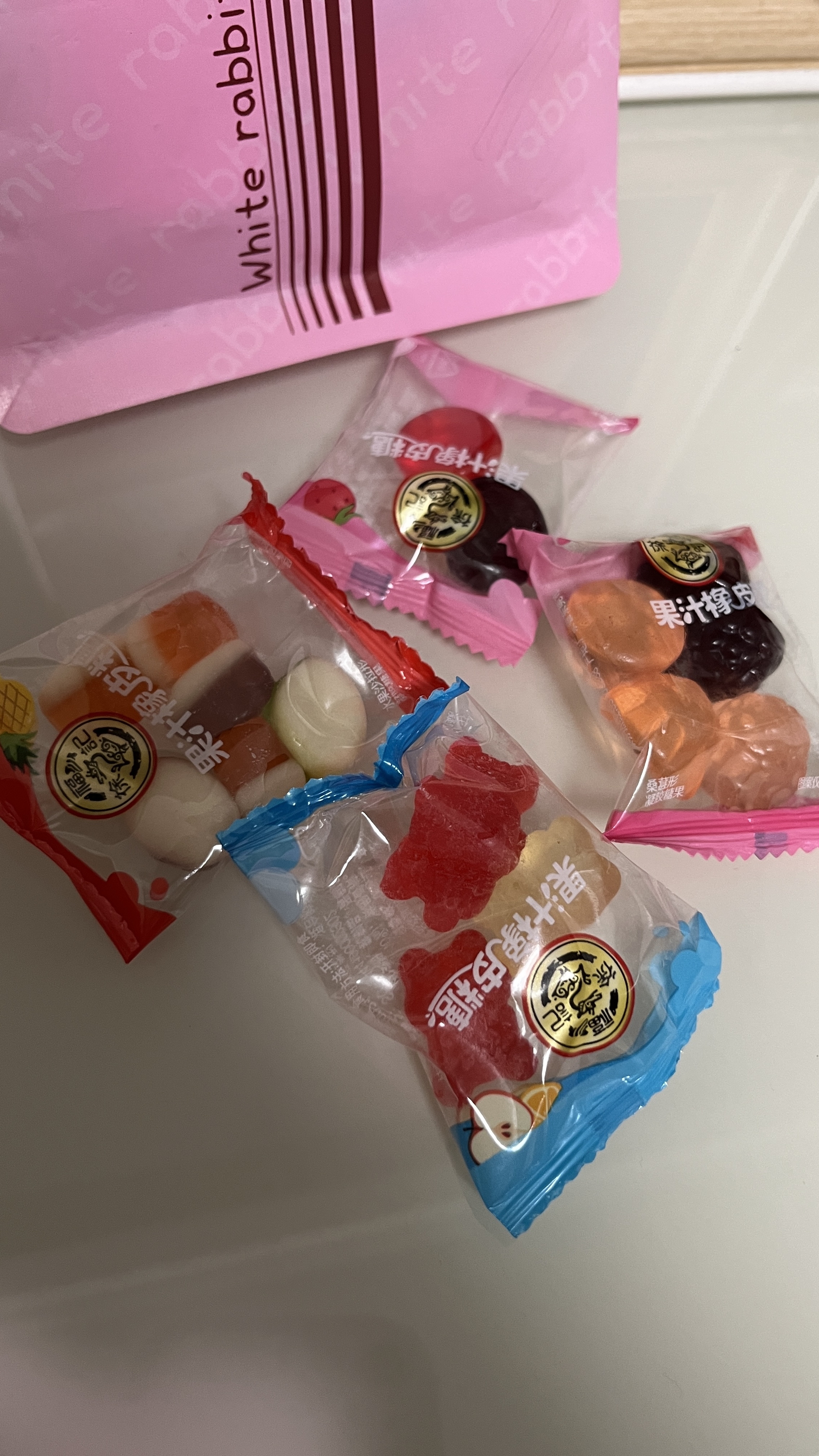 最近发现一个"宝"徐福记水果软糖,各种水果口味,孩子超爱吃!