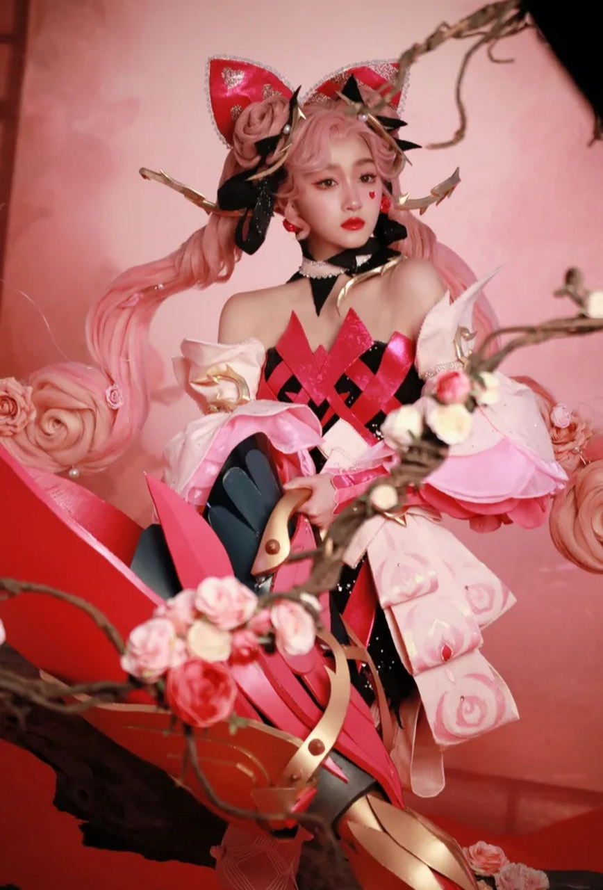 关晓彤cos孙尚香,戴7斤重粉色假发,零修图下肤白貌美超养眼 关晓彤