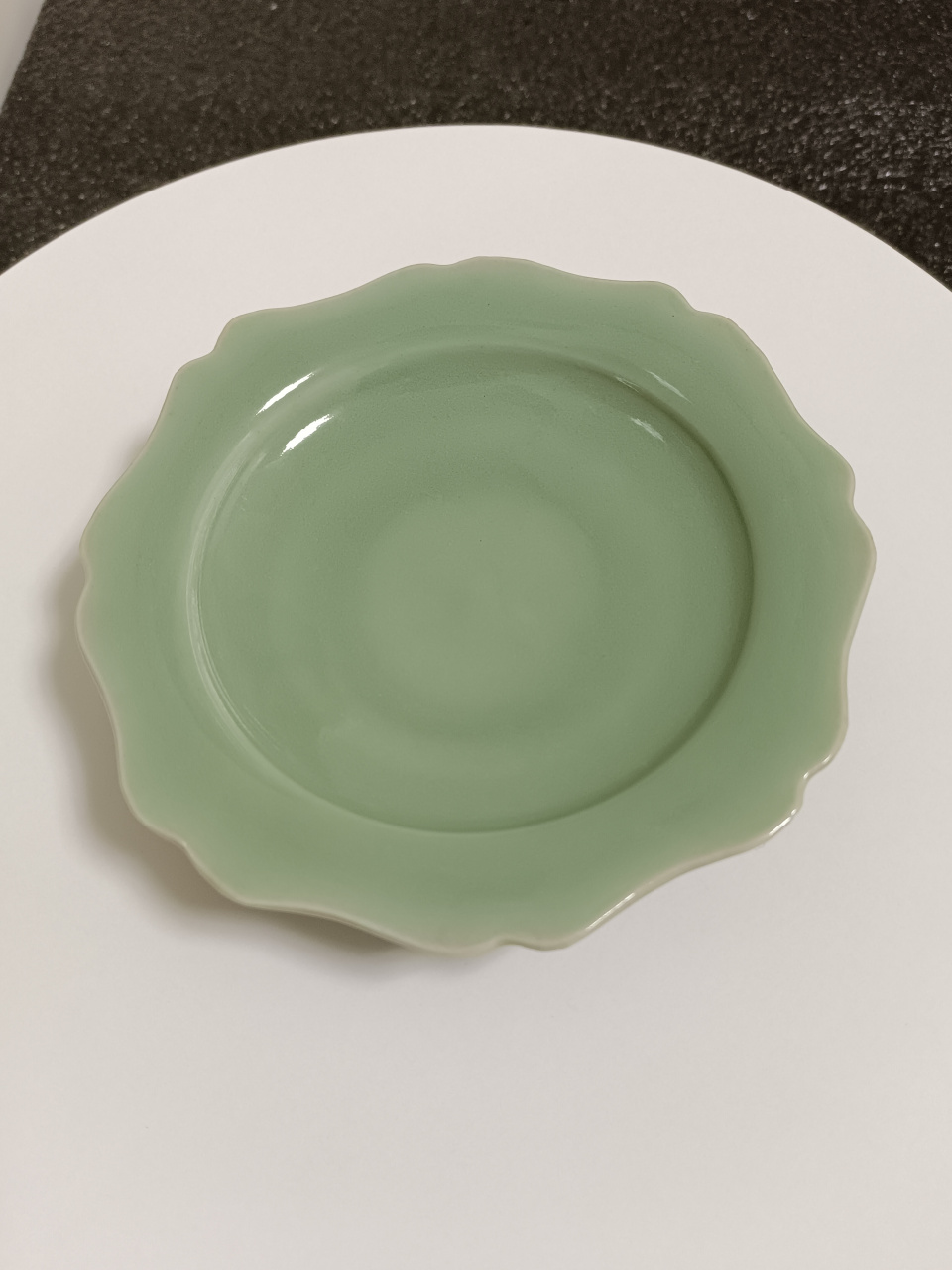 青釉梅子色, 细腻如丝毛. 古雅而大方, 尽显陶瓷妙.