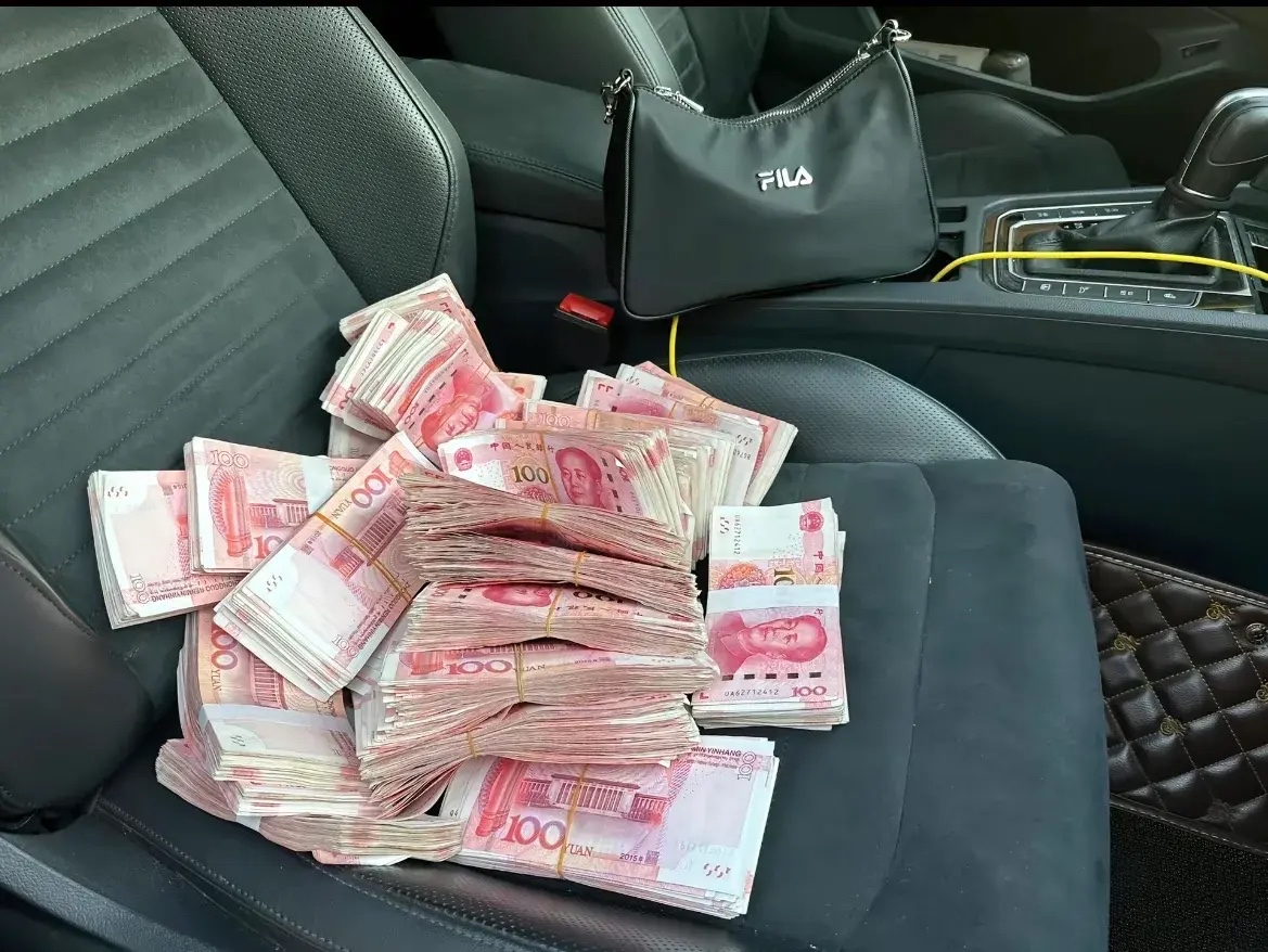 就在回来的路上,找了一个附近的私人加油站,加了550块钱车里放钱的