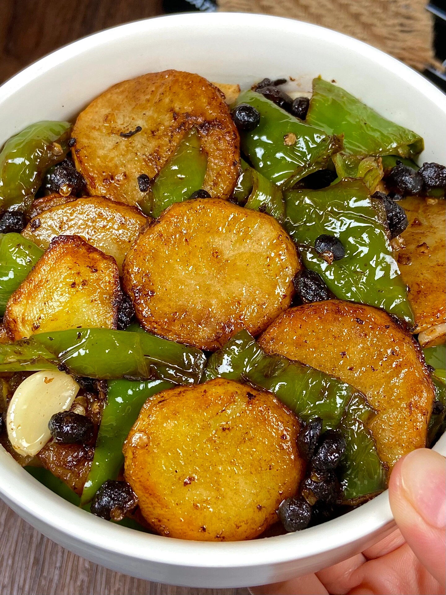 食材:螺旋椒,土豆,蒜,豆豉 做法:1土豆切片煎至金黄备用 2螺旋椒潘殚