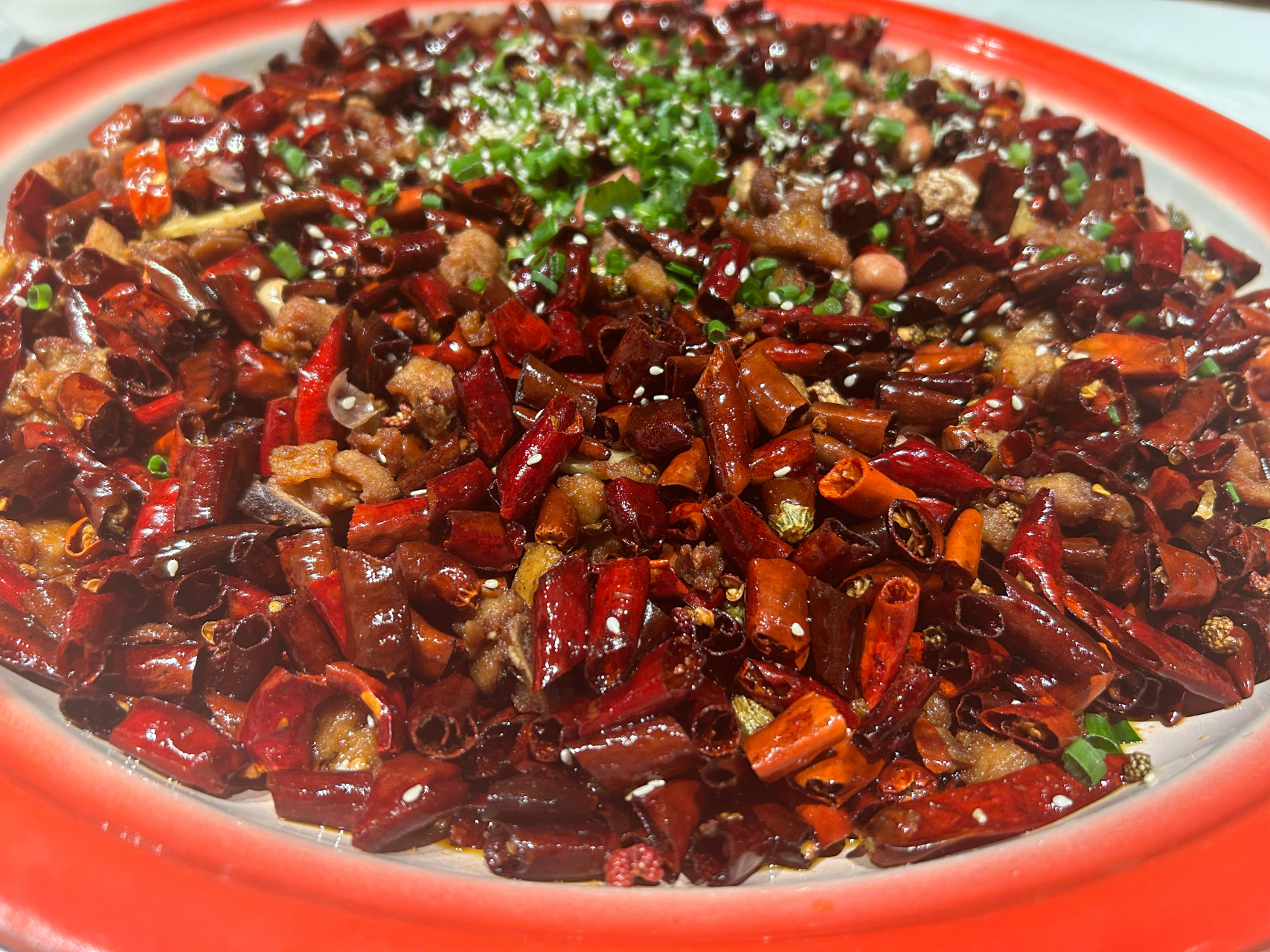 辣子鸡的特色在于其色泽红亮,麻辣鲜香,酥脆爽口,是一道色香味俱佳的