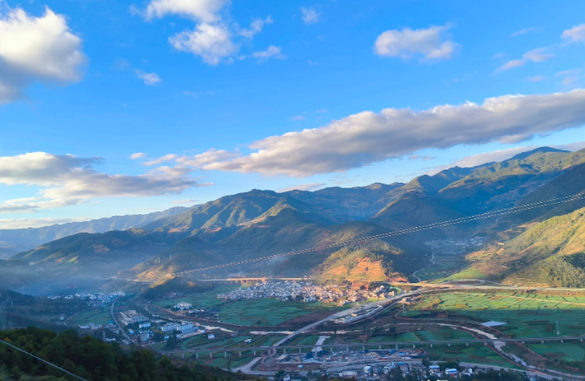 巍宝山,位于云南省大理白族自治州的巍山彝族回族自治县境内,海拔高达