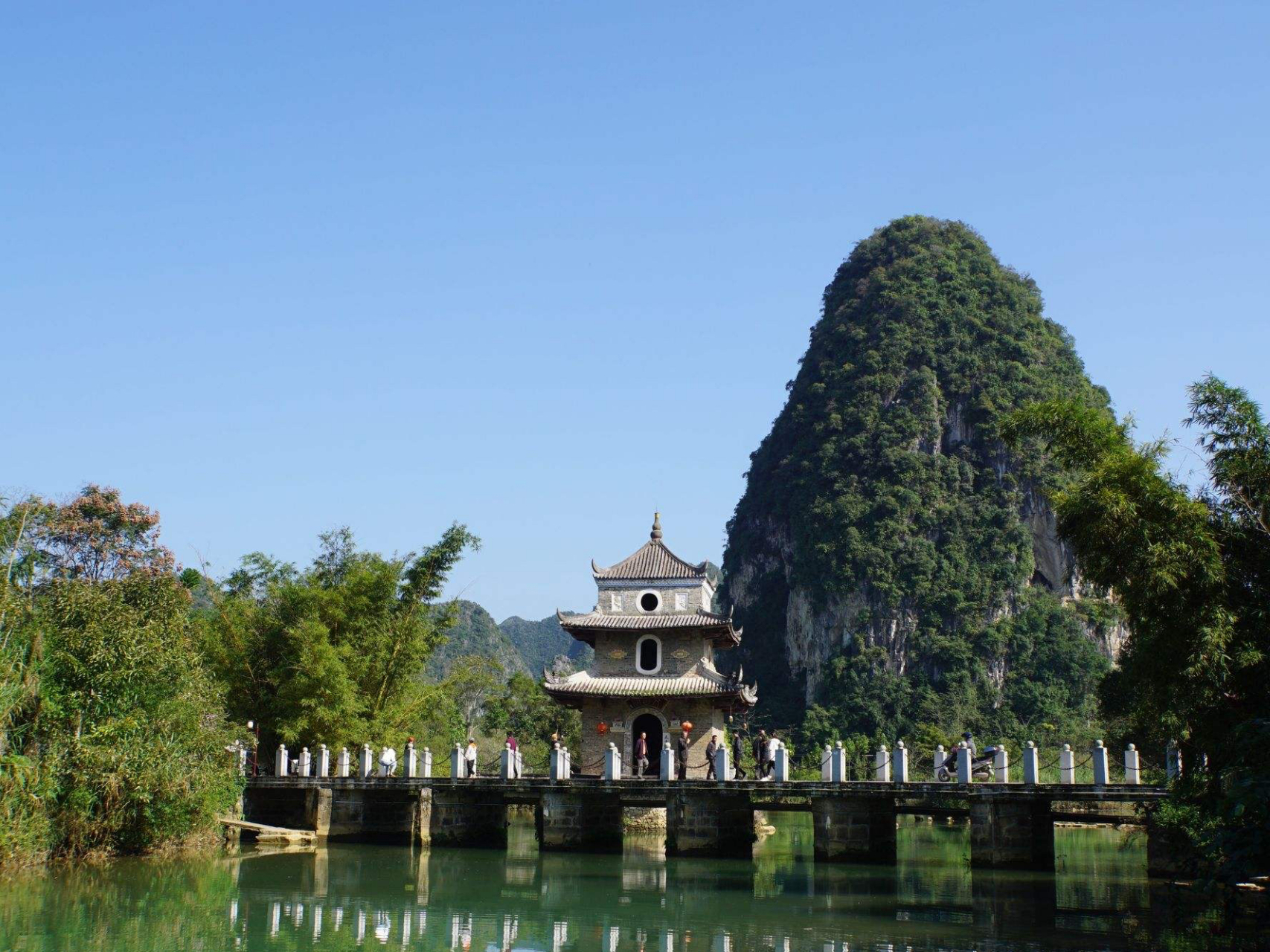 广西壮族自治区旧州景区,拥有桂林般山水之美和宜人气候,是壮族活博物