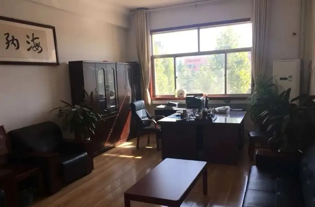 老领导退休外出旅游,半年不退办公室,新主任开门,里面一片灰烬