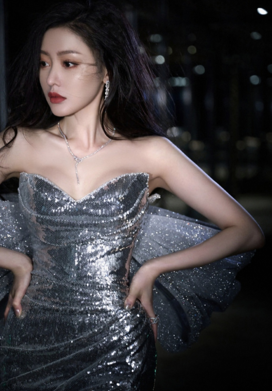 张天爱费加罗红毯身穿银色紧身开衩礼裙,后面还有一个超大蝴蝶结做