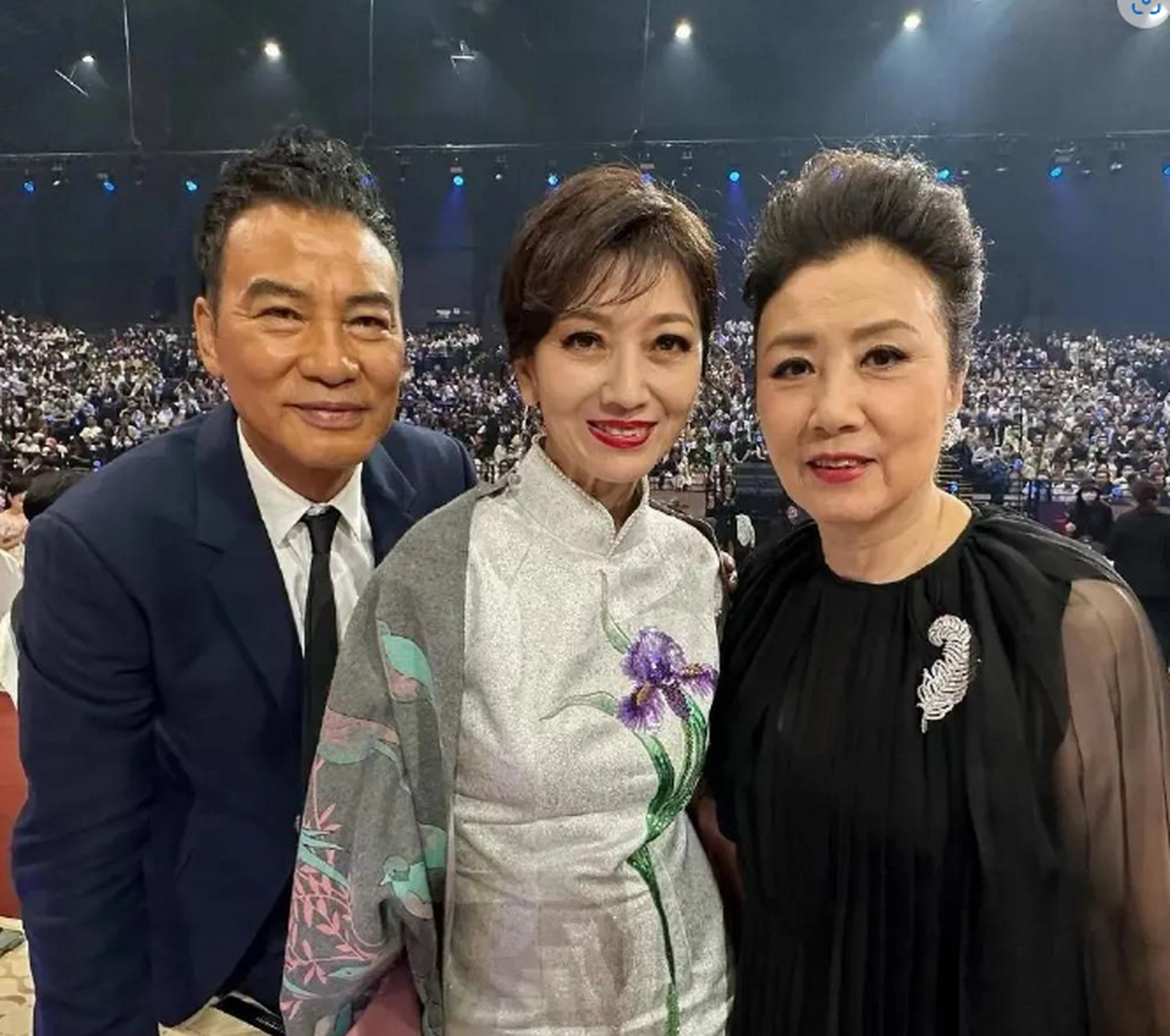 赵雅芝和汪明荃同台演唱,穿搭差距明显.