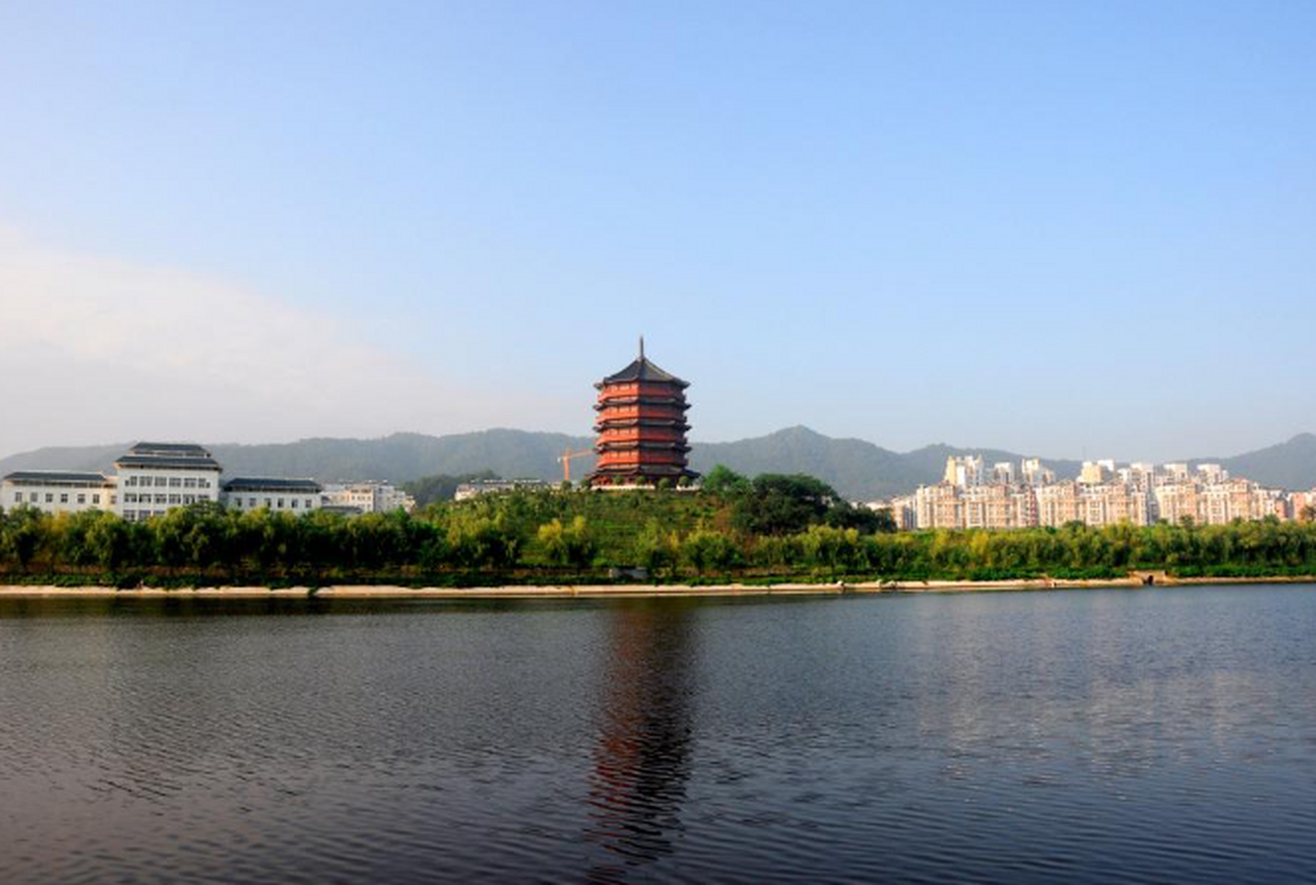 摘要: 震雷山是河南信阳市的旅游胜地,以清澈的湖水,茂密的丛林,连绵