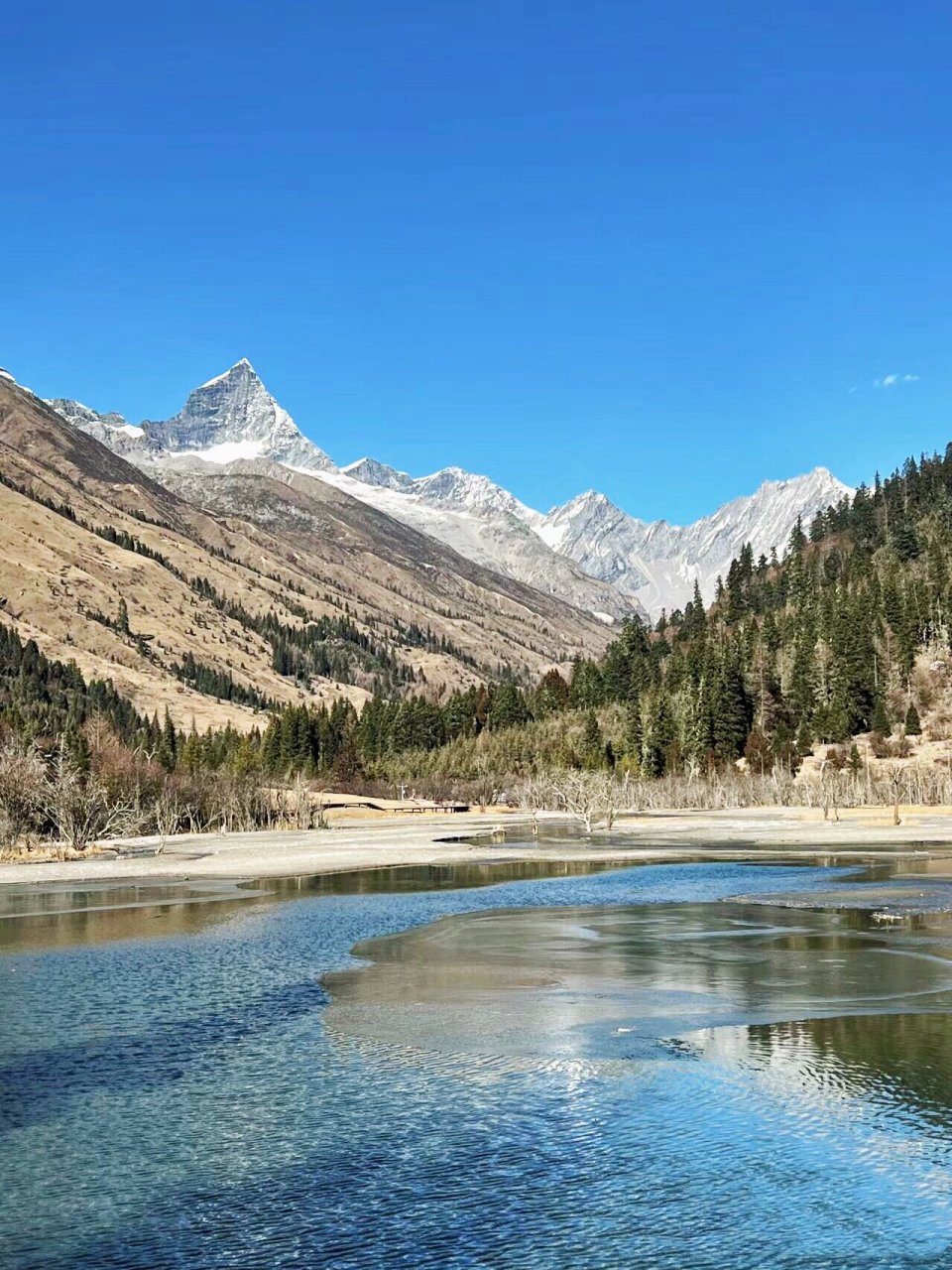 不想看光秃秃的山,就需要提前看天气预报, 如果遇到下雪的四姑娘山真 