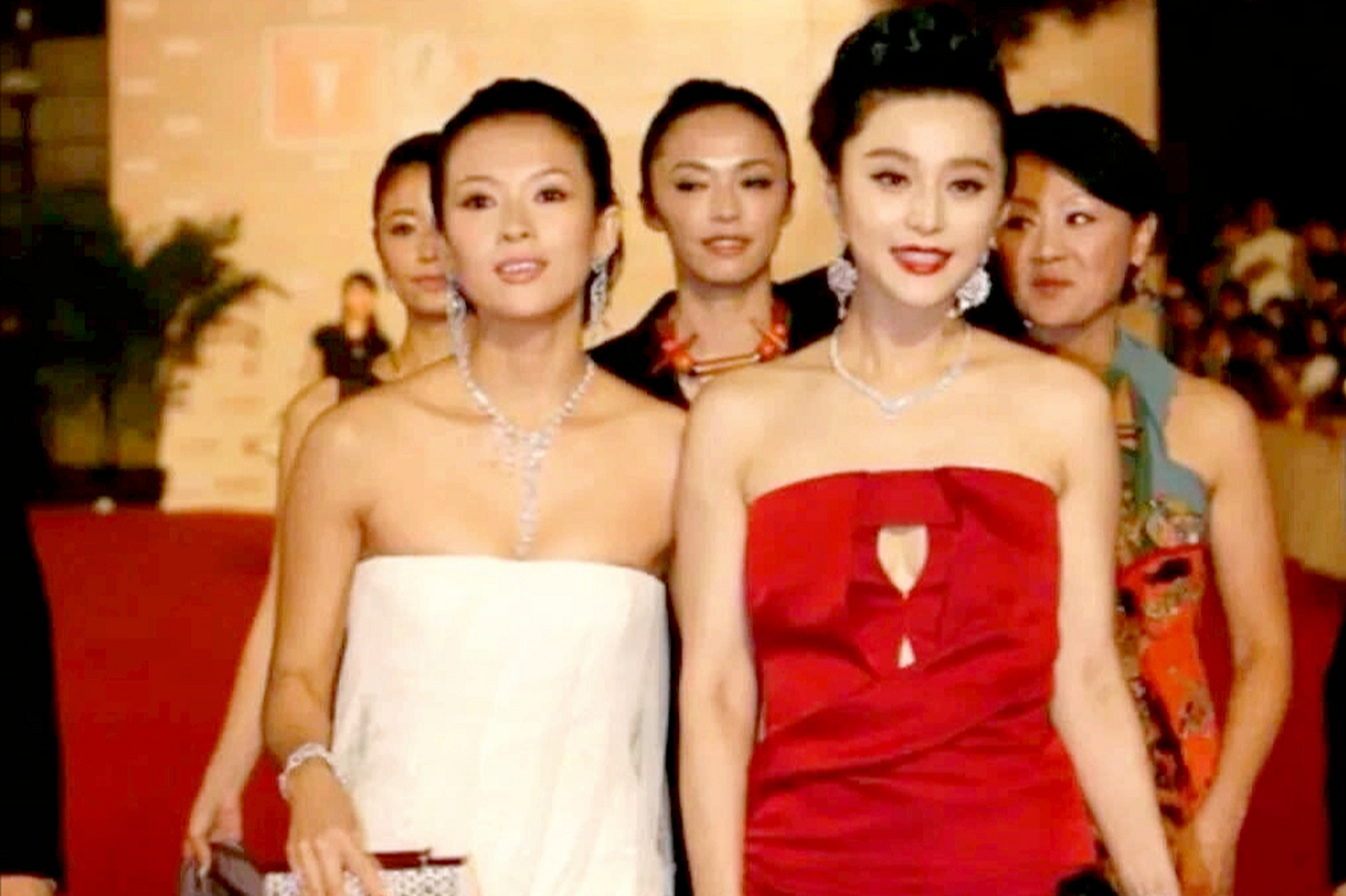 摘要: 章子怡,林心如,范冰冰三位女神罕见同框,展现了各自的独特气质