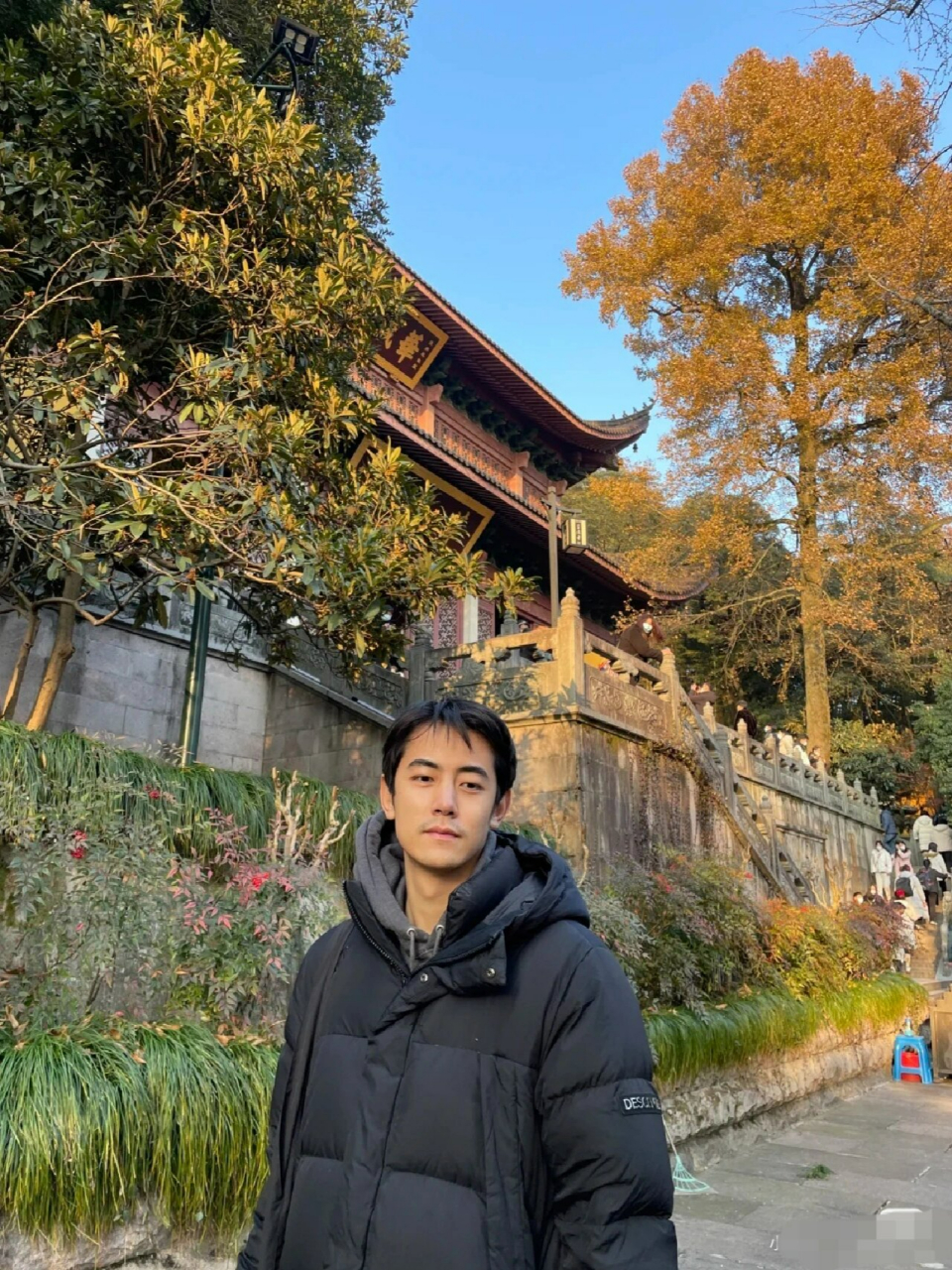 纪凌尘晒出一张生活照,面色暗淡,面容沧桑,网友纷纷感叹他离开阚亲佑