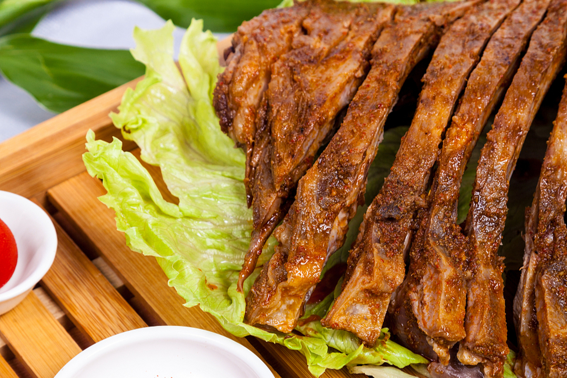 摘要: 本文介绍了烤羊排的腌制方法和调料选择,包括腌制的重要性,调料