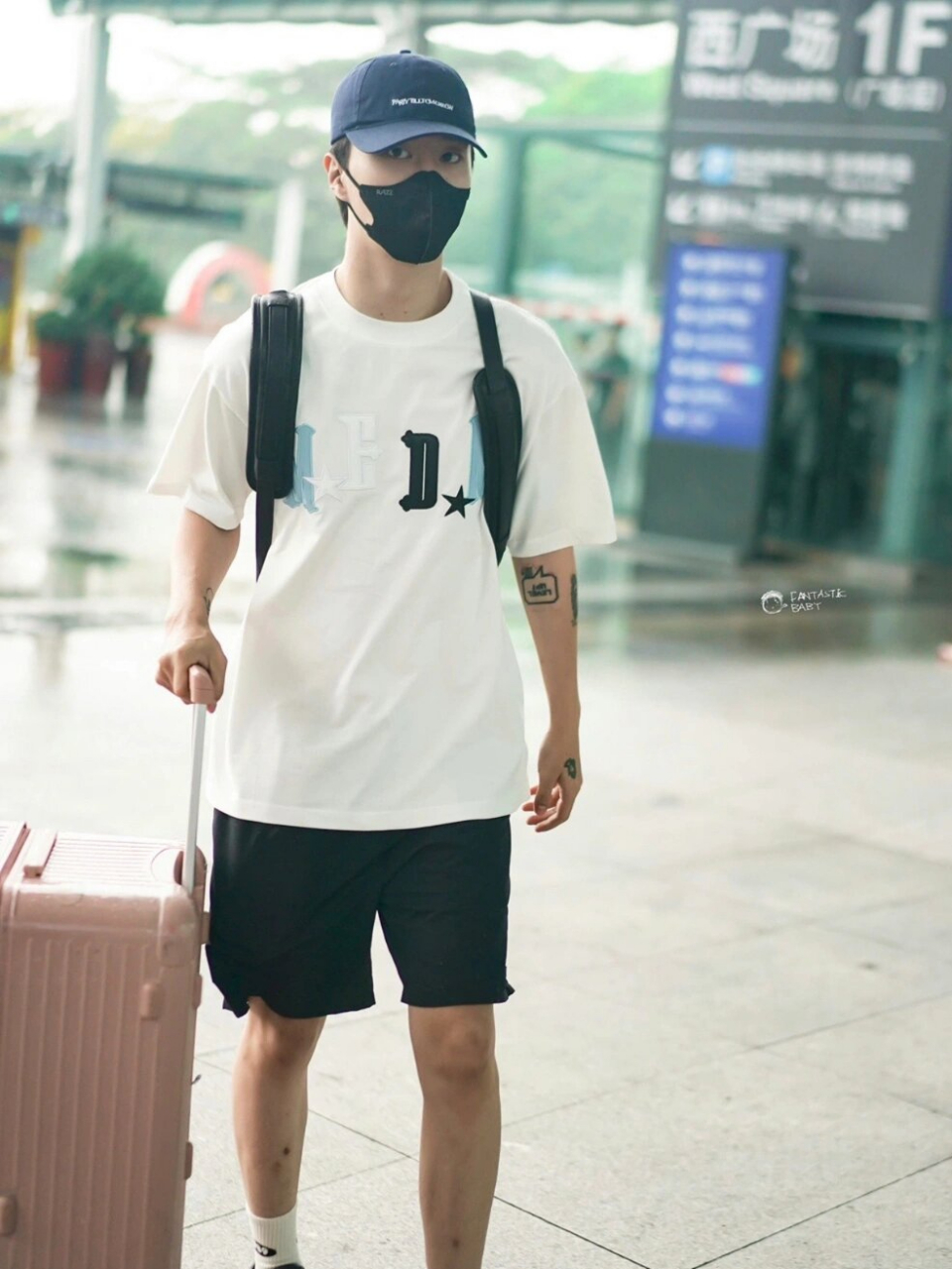 范丞丞的机场私服穿搭,美式复古风的清爽男高,白色t恤搭配黑色短裤