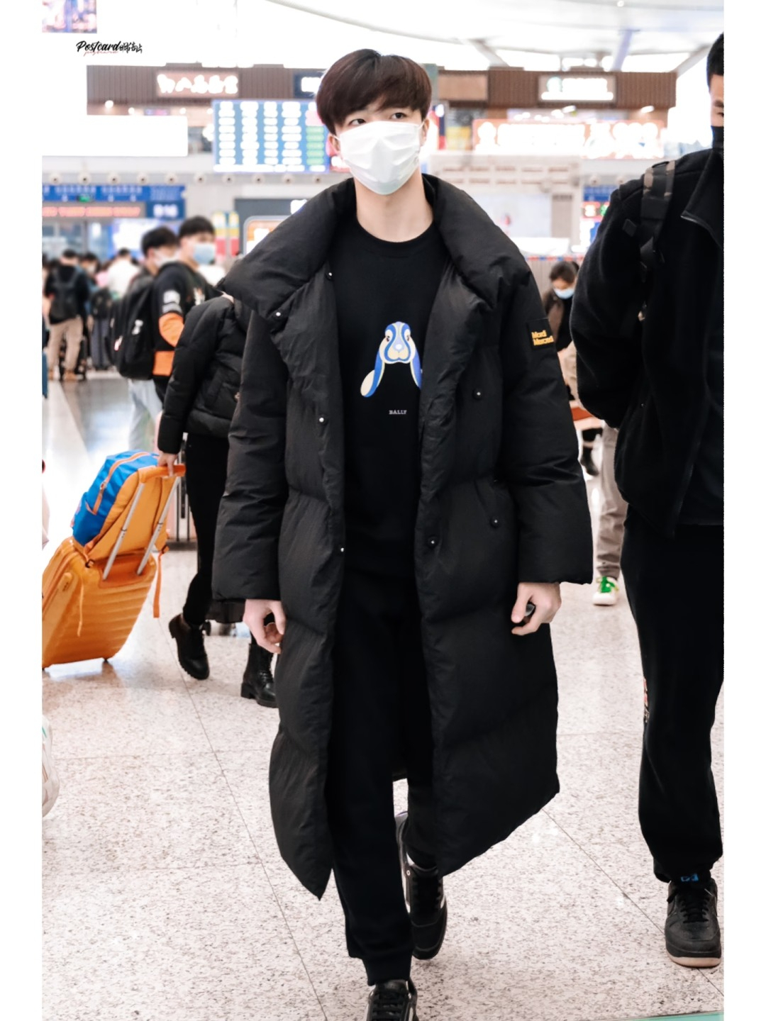 被陈立农这套黑色系穿搭帅到!