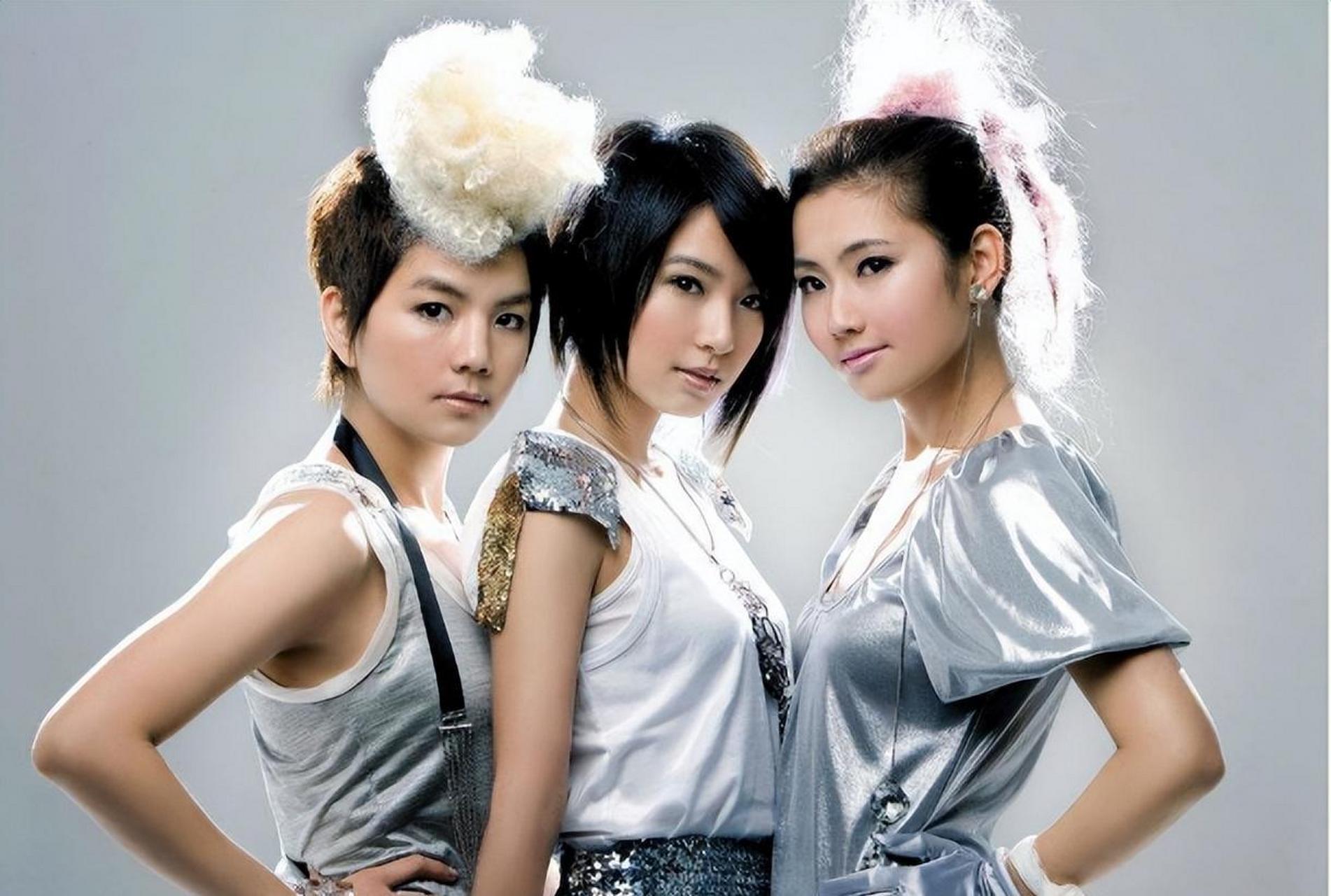 she女团成员任家萱因意外烧伤后恢复健康,现在拥有幸福的家庭.