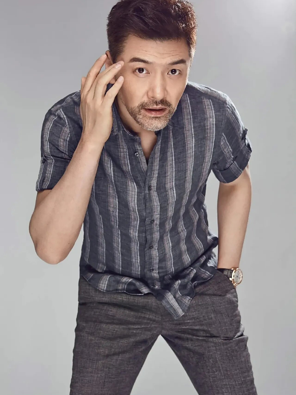 50岁的王策满脸胡子成熟男人 哇~,这可是个老帅哥,胡子拉碴,我老以为