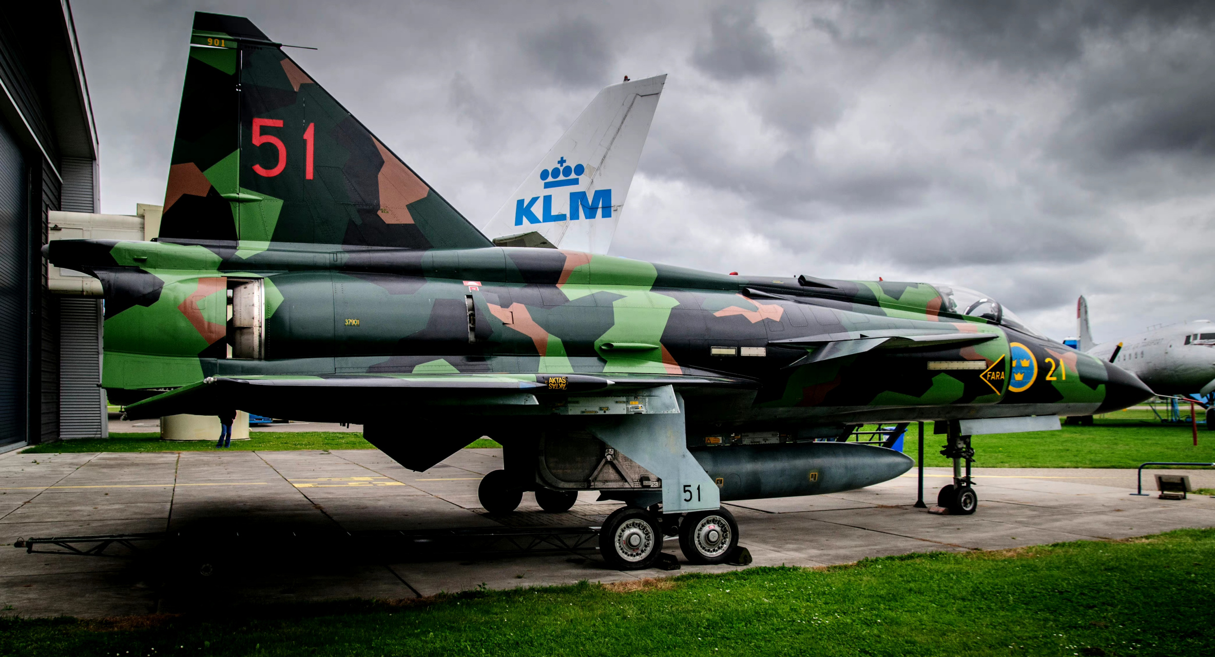 战机欣赏:瑞典 萨博 saab-37"雷"战斗机,该机采用三角鸭翼布局,起飞和