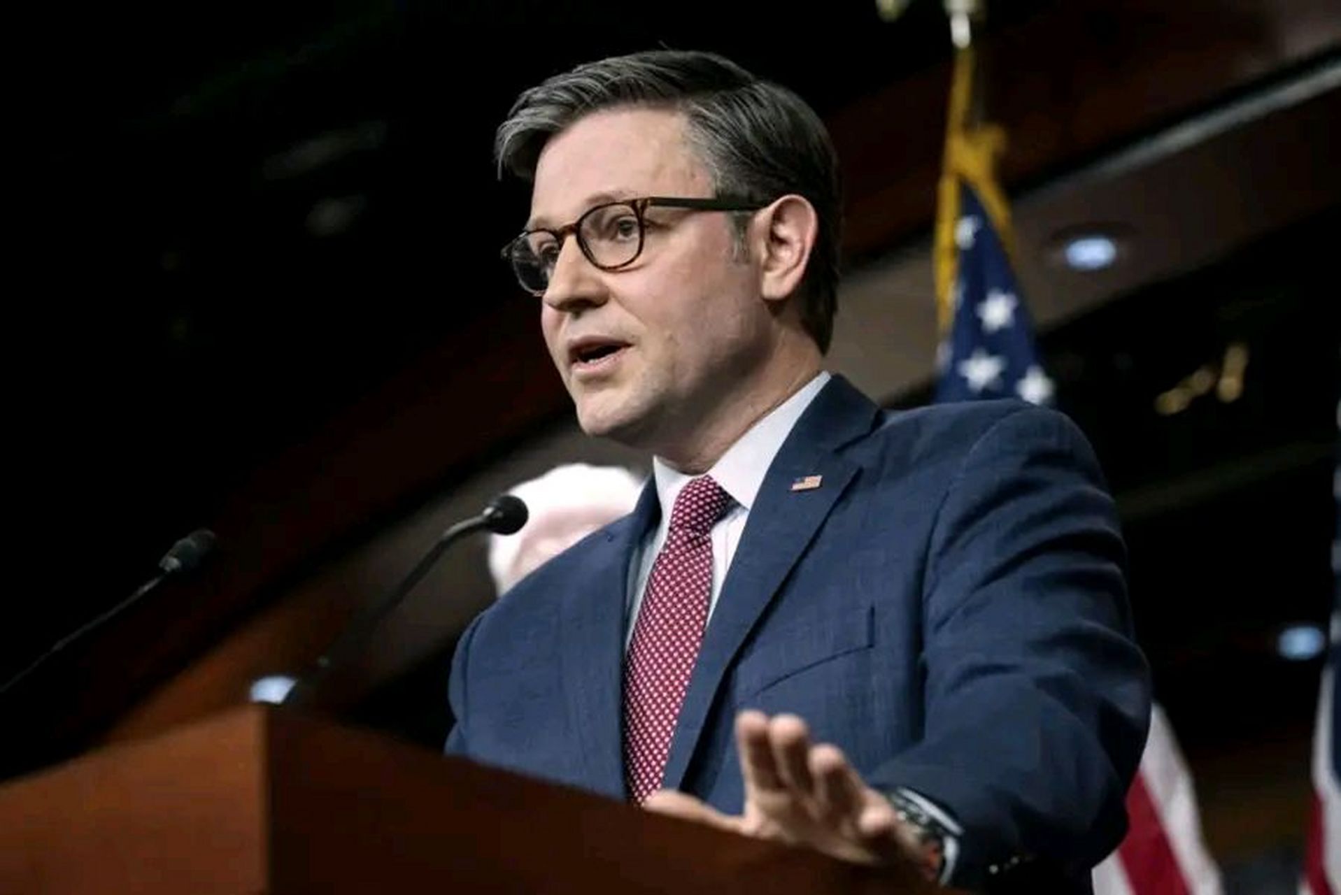 美国众议院议长约翰逊先生最近很生气.