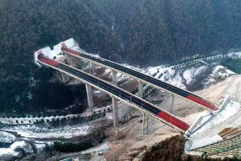 河南省栾川至卢氏高速建成通车 中交路建精工建造象君山特长隧道