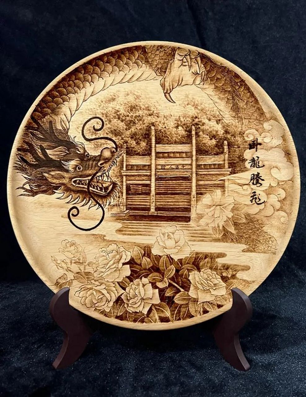 在龙年即将来临之际,南阳市烙画厂创作人员创作了一系列龙文化作品