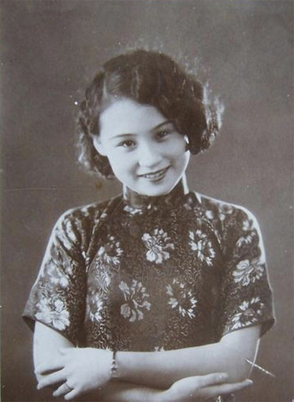 1937年,当红影星陈燕燕去闺蜜家中做客,谁知,闺蜜另有图谋,在水杯中加