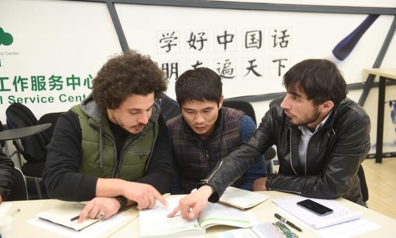 感到自己的语言理解能力不够强,这可能会影响到他们的工作,学习和日常