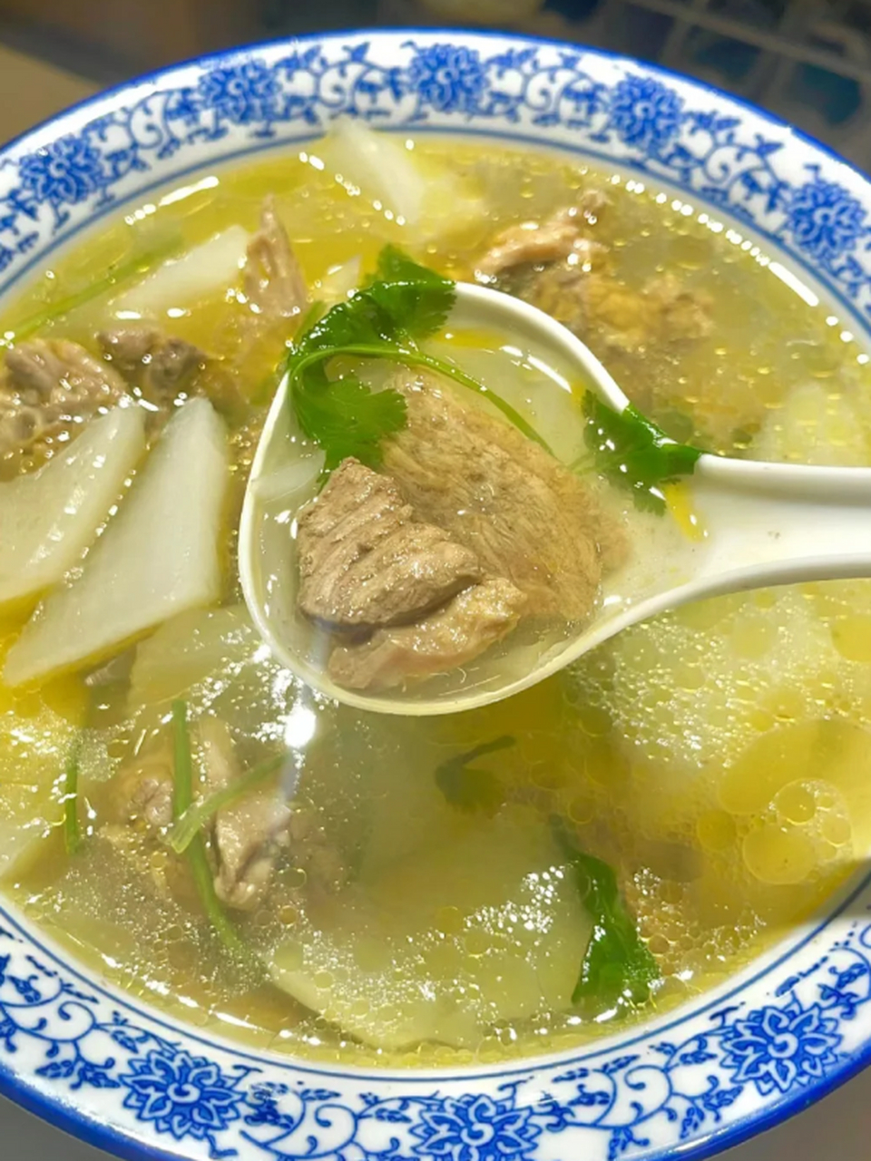 白萝卜,作为冬季的时令蔬菜,不仅富含丰富的维生素和膳食纤维,还能