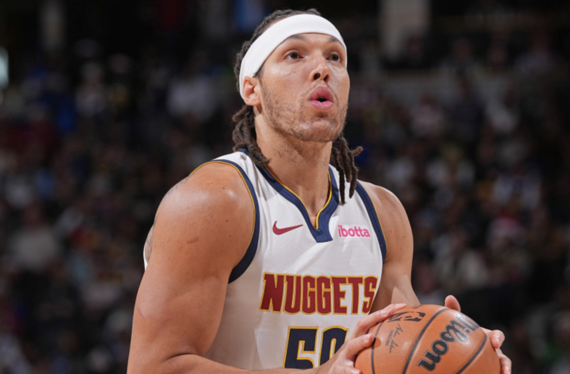 掘金前锋阿隆-戈登在比赛中被狗咬伤脸部和右手,目前处于康复阶段