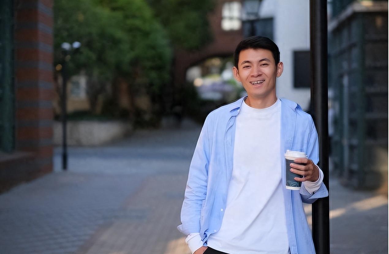 "我拉过一把椅子,坐到她身边,面带严肃地说:"老婆,其实这顿饭有其他的