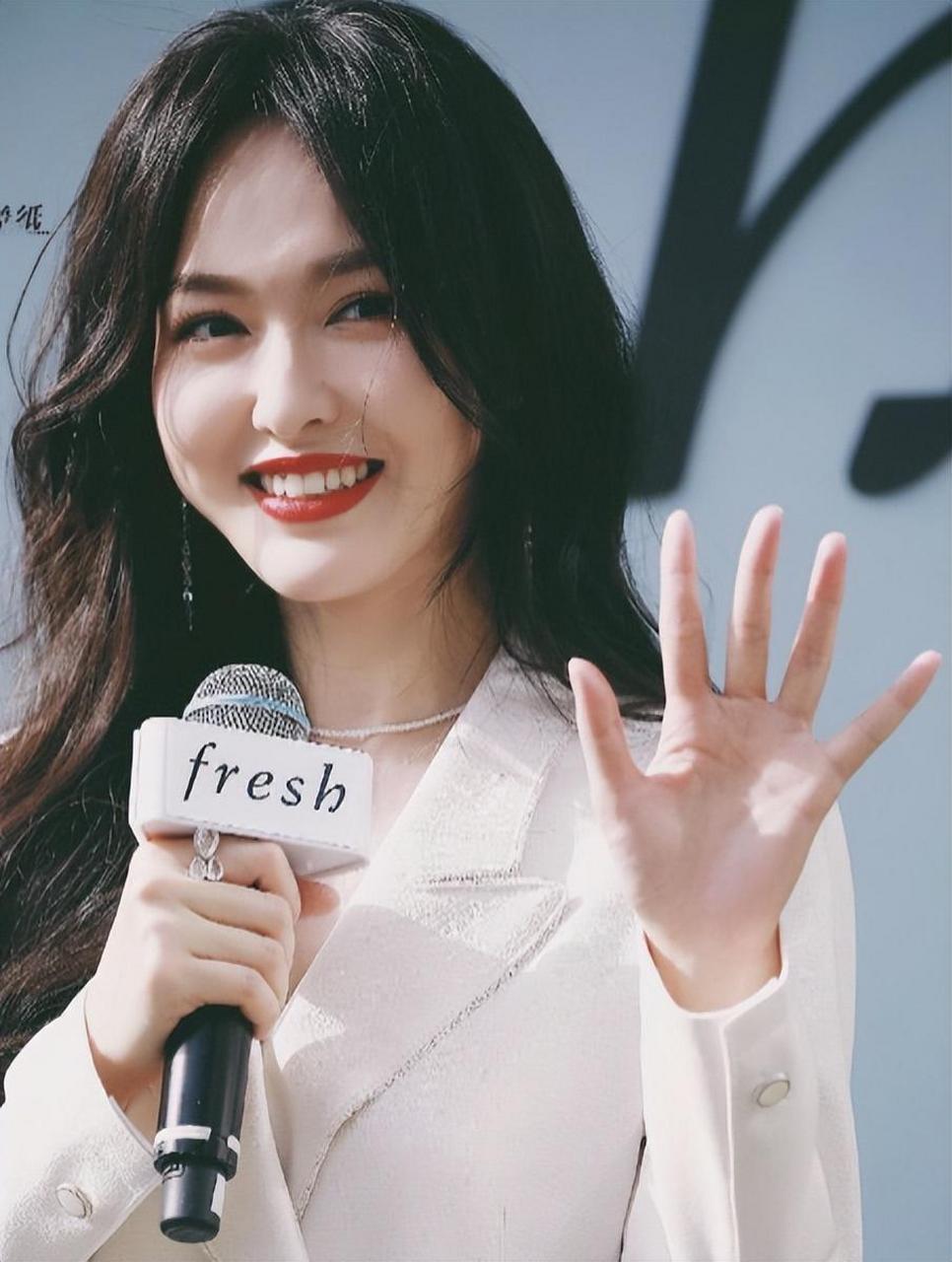 唐嫣以172cm的身高和修长"筷子腿"成为焦点,穿搭和化妆技巧备受称赞.