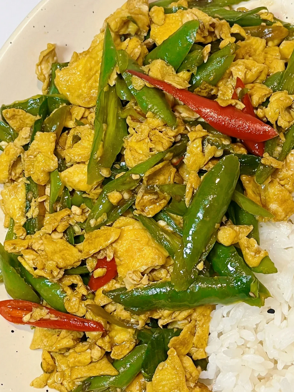 今天我要和大家分享一个超级简单又美味的青椒鸡蛋盖饭!