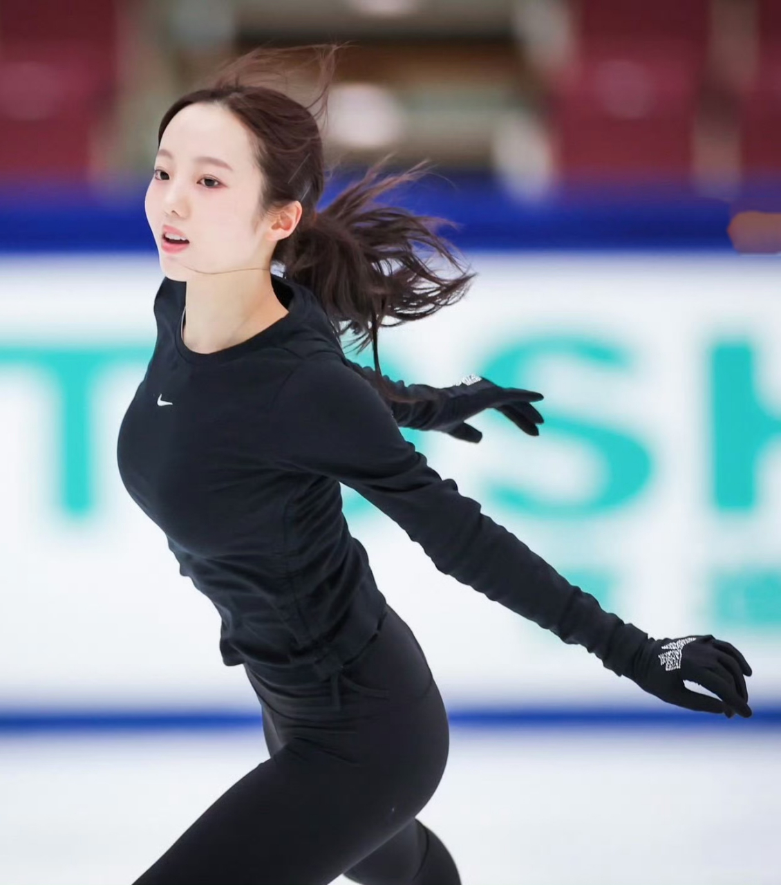 日本冰上公主本田真凛12月动态,感觉还是和好几年前一样,美丽动人.