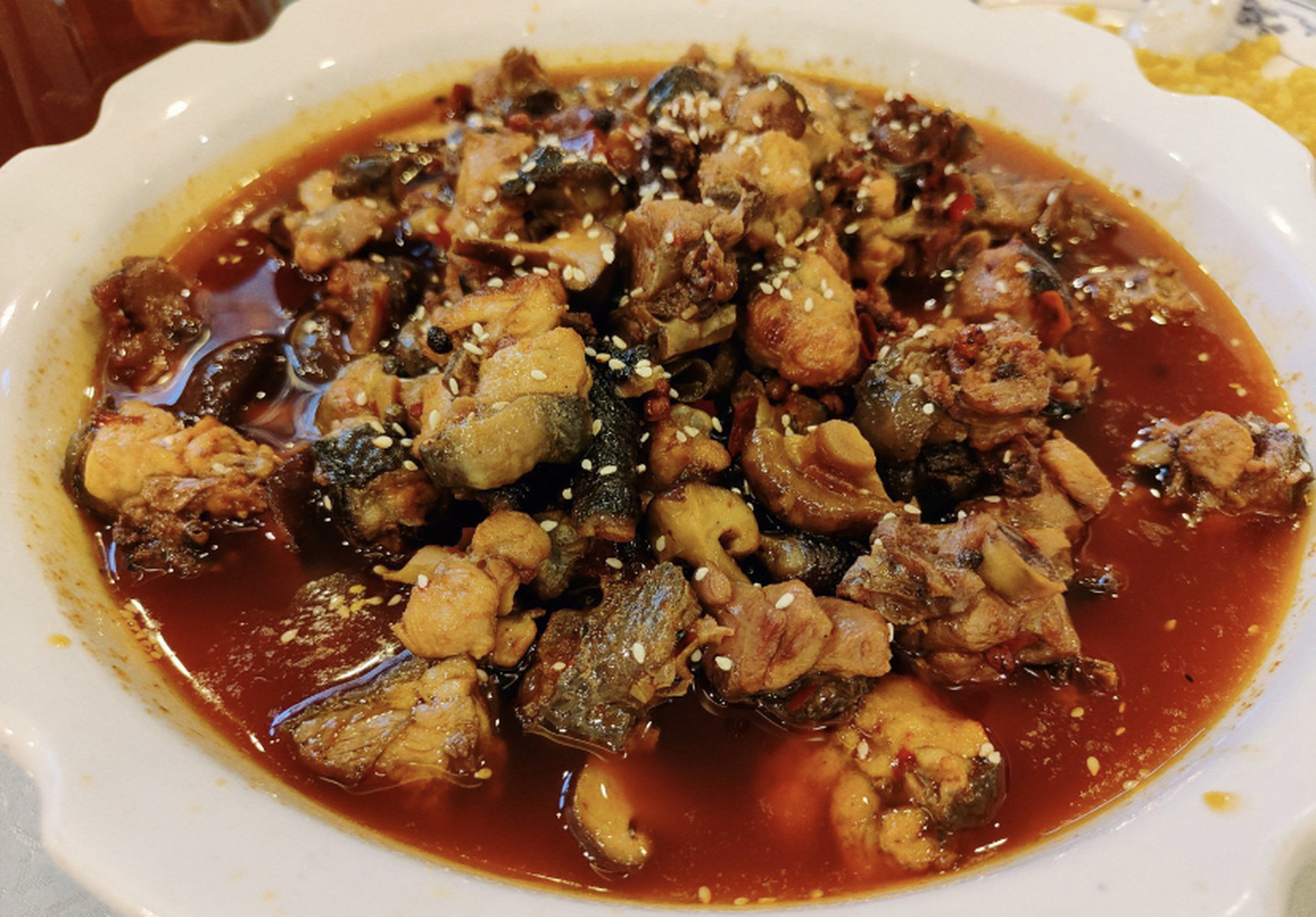 泉水鸡,这个名字充满诗意和自然之美的菜肴,是重庆地区一道颇具特色的